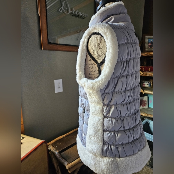 LIKE NEW! CALVIN KLEIN GREY WITH FLEECE TRIM VEST WOMEN'S LARGE - Picture 4 of 12